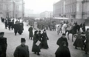 1917年のサンクトペテルブルクの前線に向かう兵士 作： Russian Photographer